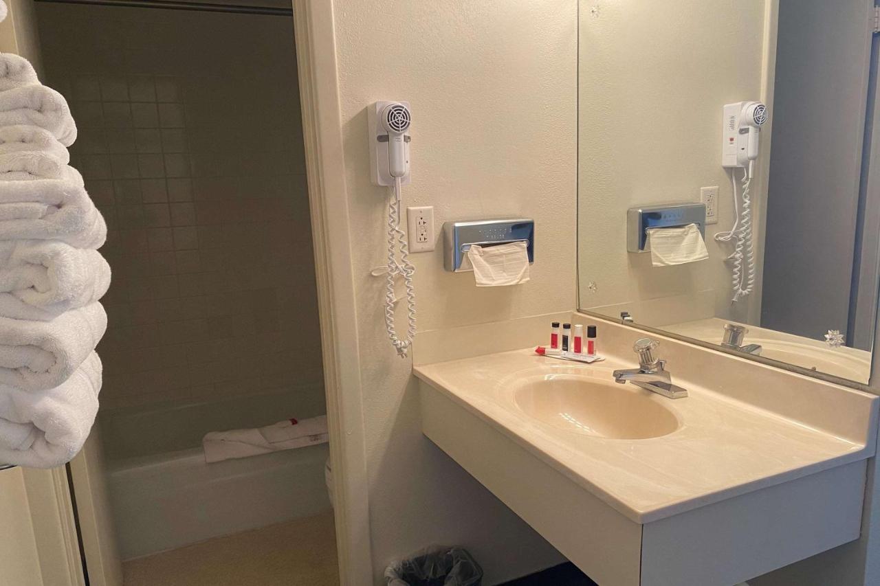Travelodge By Wyndham Powell Bagian luar foto