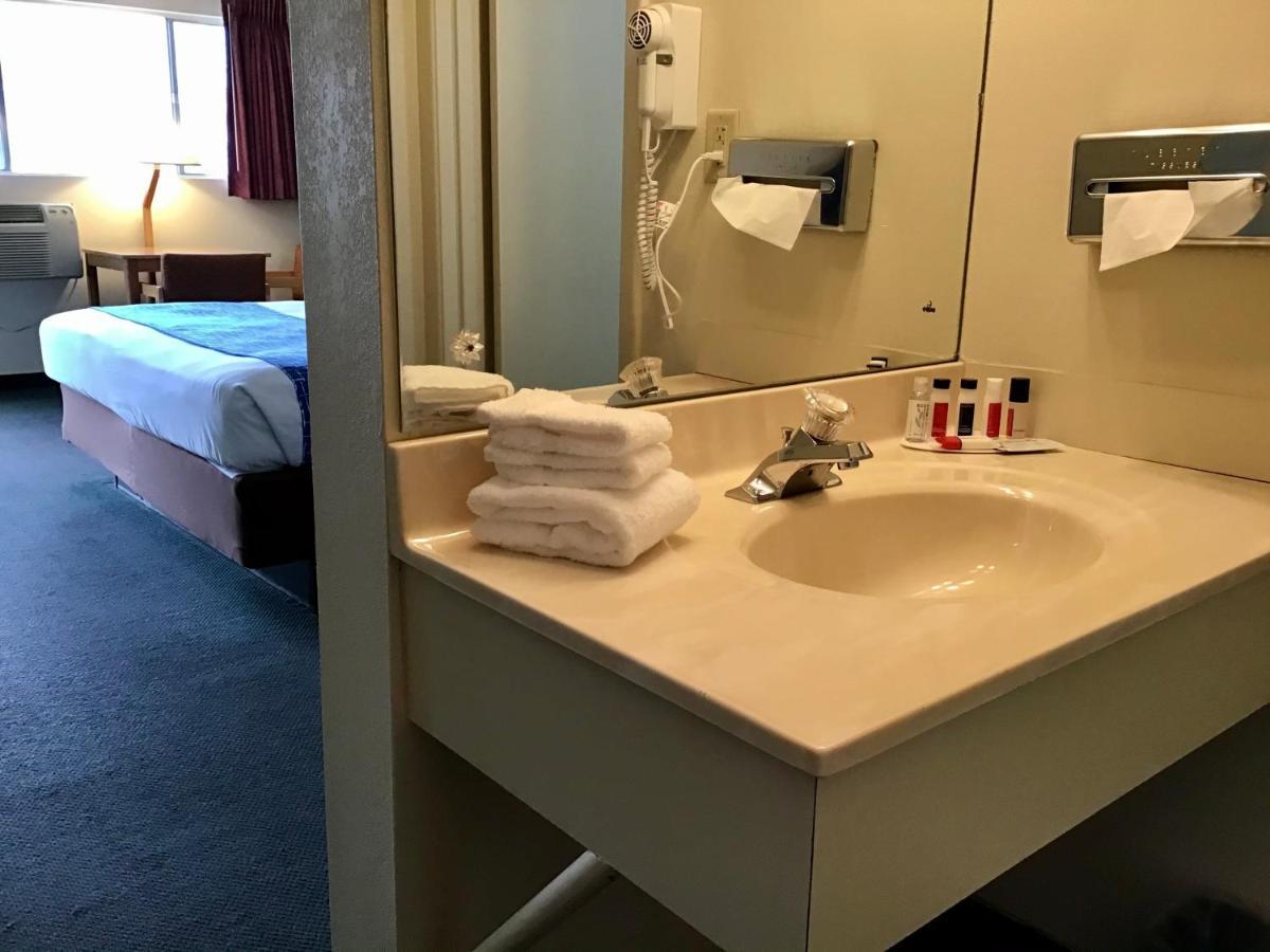 Travelodge By Wyndham Powell Bagian luar foto