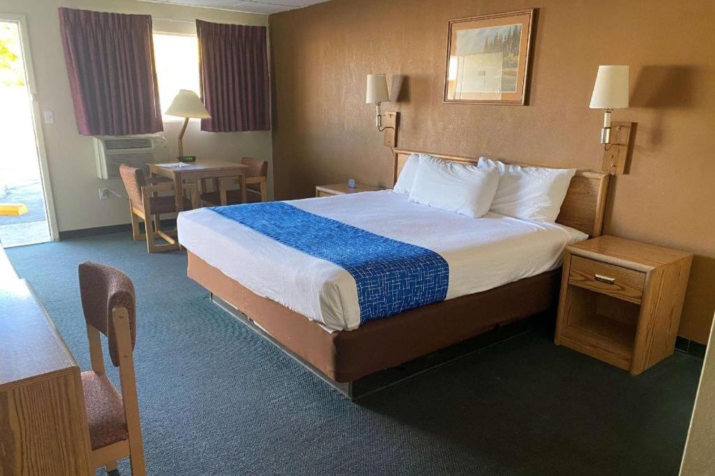 Travelodge By Wyndham Powell Bagian luar foto