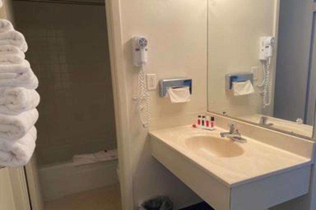 Travelodge By Wyndham Powell Bagian luar foto