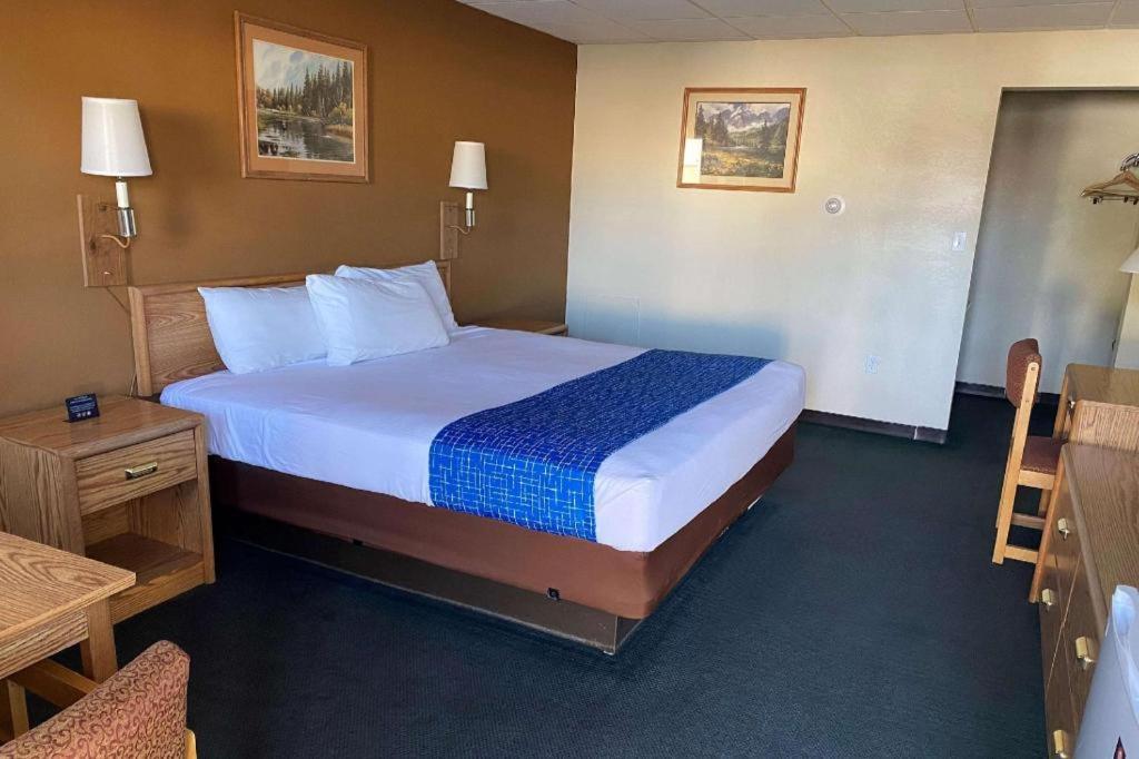Travelodge By Wyndham Powell Bagian luar foto