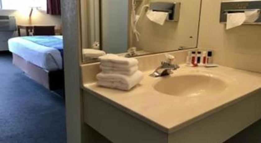 Travelodge By Wyndham Powell Bagian luar foto