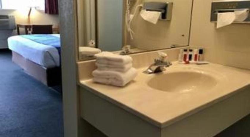 Travelodge By Wyndham Powell Bagian luar foto